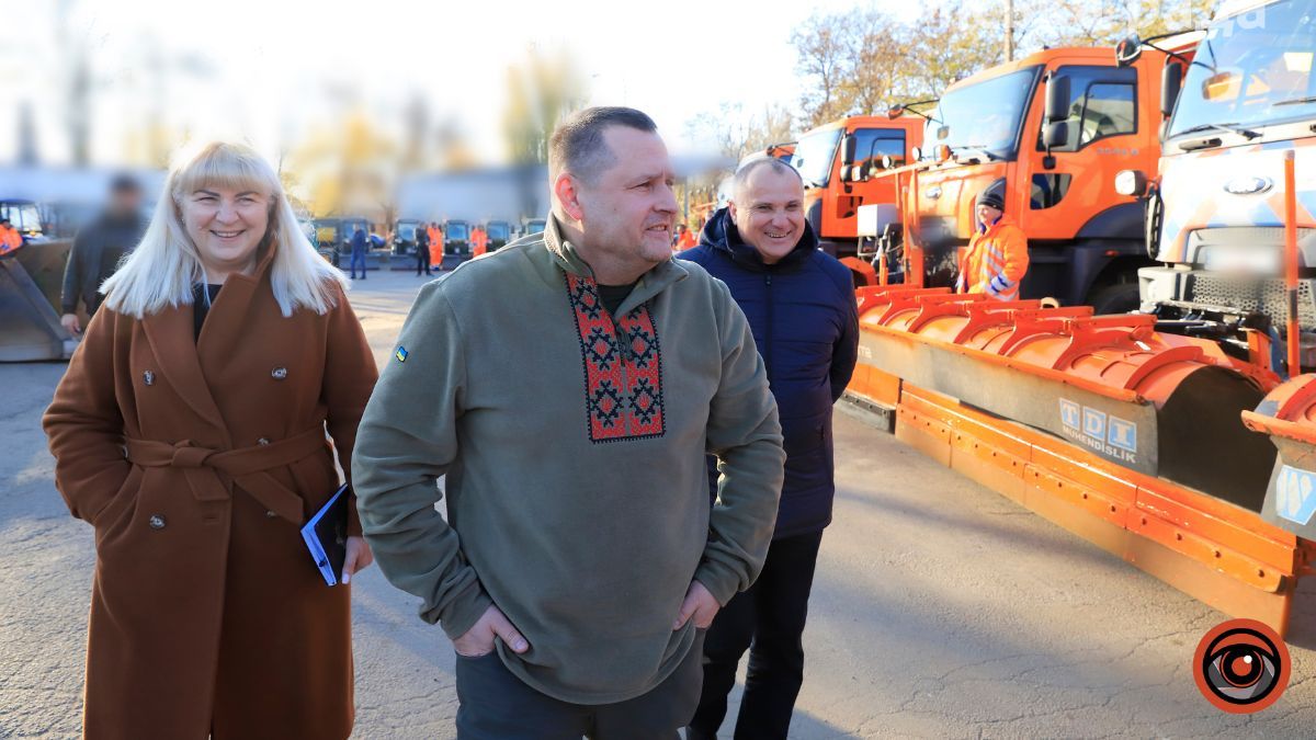 Філатов показав снігоприбиральну техніку та розповів, чим Дніпро посипатиме дороги взимку
