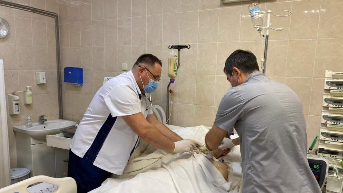Один - лишився ноги: у Дніпрі рятують братів, які постраждали від удару “Шахедів” по “Новій пошті”
