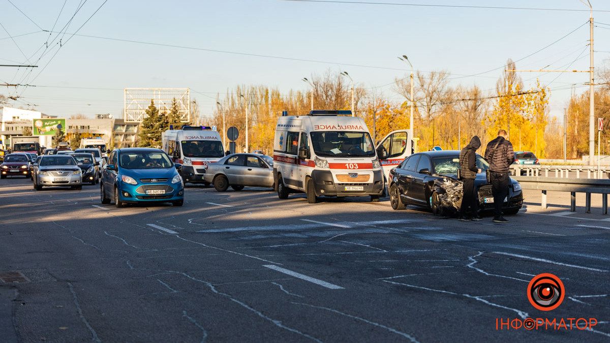 У Дніпрі на Набережній Перемоги зіштовхнулися Lanos і Audi: є постраждалі