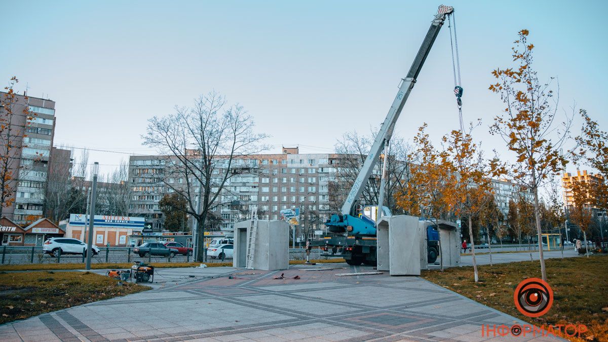 У Дніпрі на Набережній Перемоги встановлюють нове тимчасове укриття