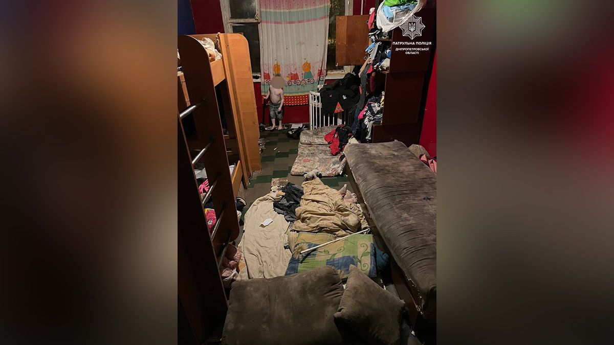 В Днепре мужчина душил мальчика: малыша и пятерых его братьев и сестер забрали из антисанитарии и ужасных условий