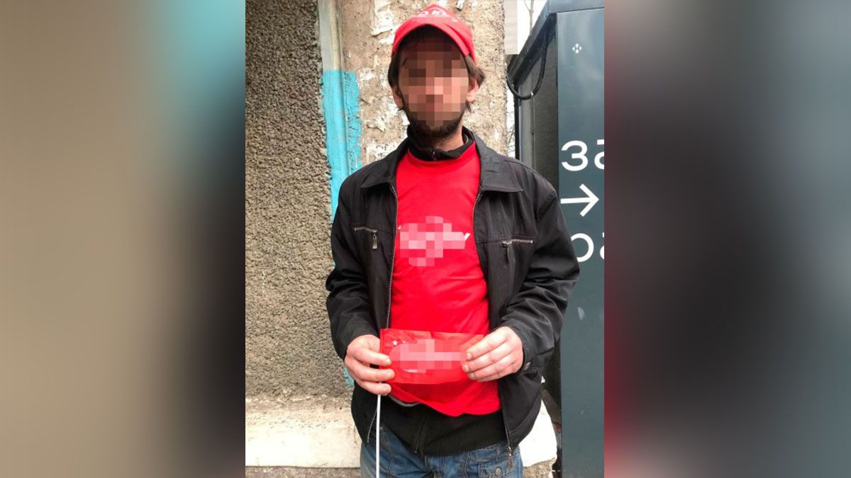 У Нікополі 33-річний чоловік ходив містом у футболці та кепці із комуністичною символікою