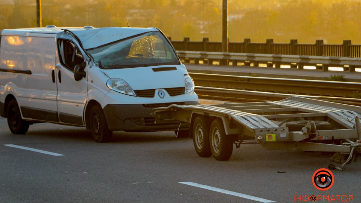 У Дніпрі на Кайдацькому мосту Lexus влетів в відбійник, а Renault з причепом перекинувся: утворився затор