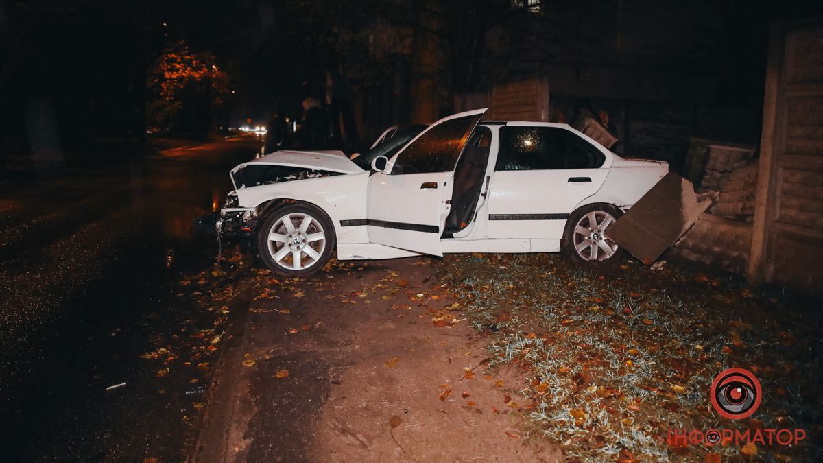 У Дніпрі на вулиці Каруни BMW влетів у паркан