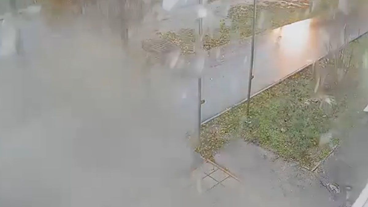 Ракетна атака на Дніпро: відео з камери спостереження
