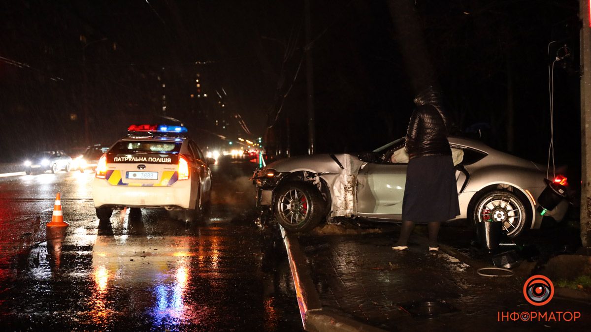 В Дніпрі на Маршала Малиновського Toyota знесла світлофор