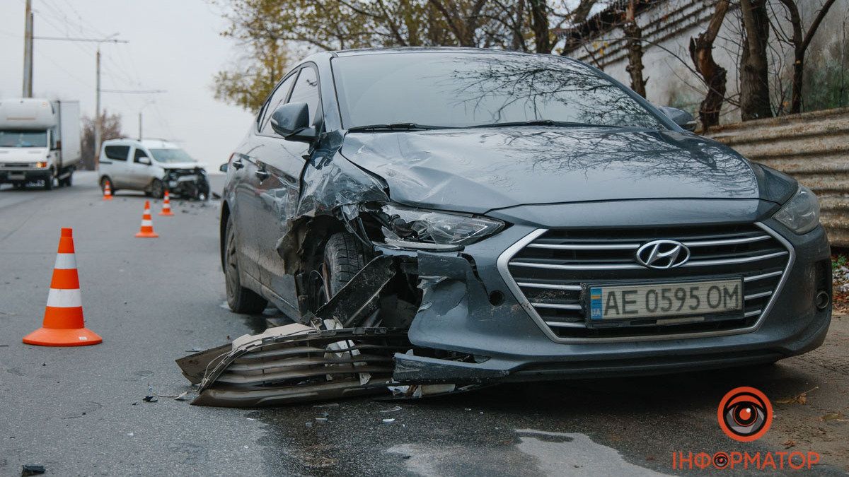 У Дніпрі на Каштановій зіштовхнулися Hyundai та Renault: рух ускладнено