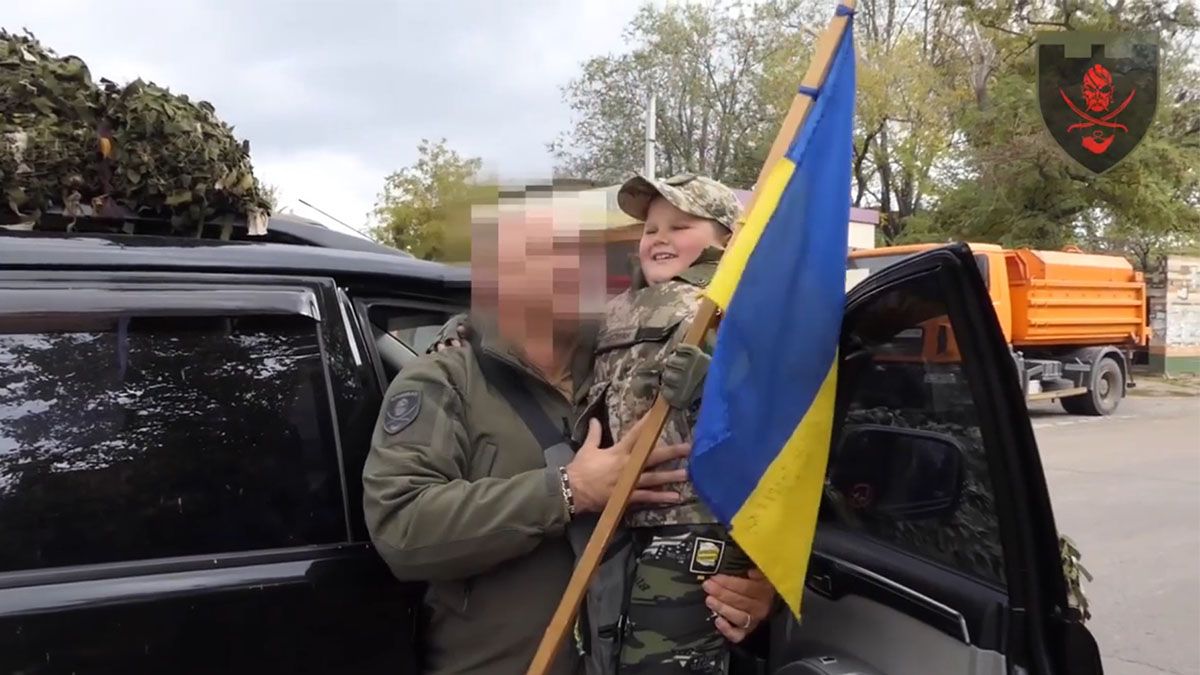 Використовував будь-яку можливість, щоб знайти друга: 7-річний хлопчик “Талісман” з Дніпропетровської області зустрівся з воїном ЗСУ