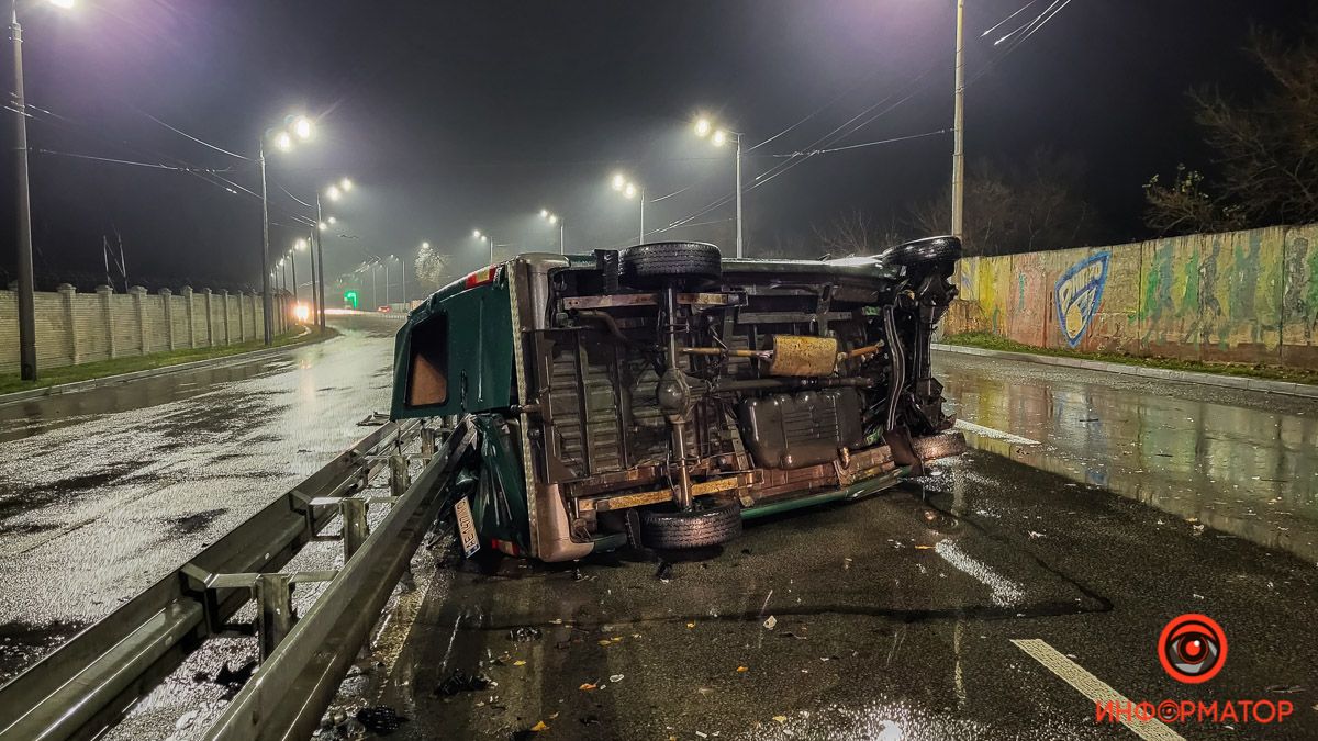 В Днепре на Набережной Заводской Mercedes влетел в отбойник и перевернулся на крышу: водителя забрала скорая