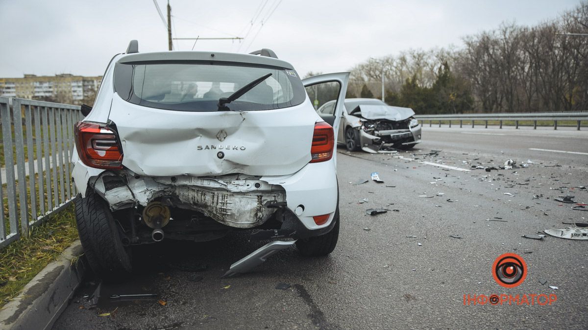 У Дніпрі на Набережній Заводській зіштовхнулись Lexus та Renault