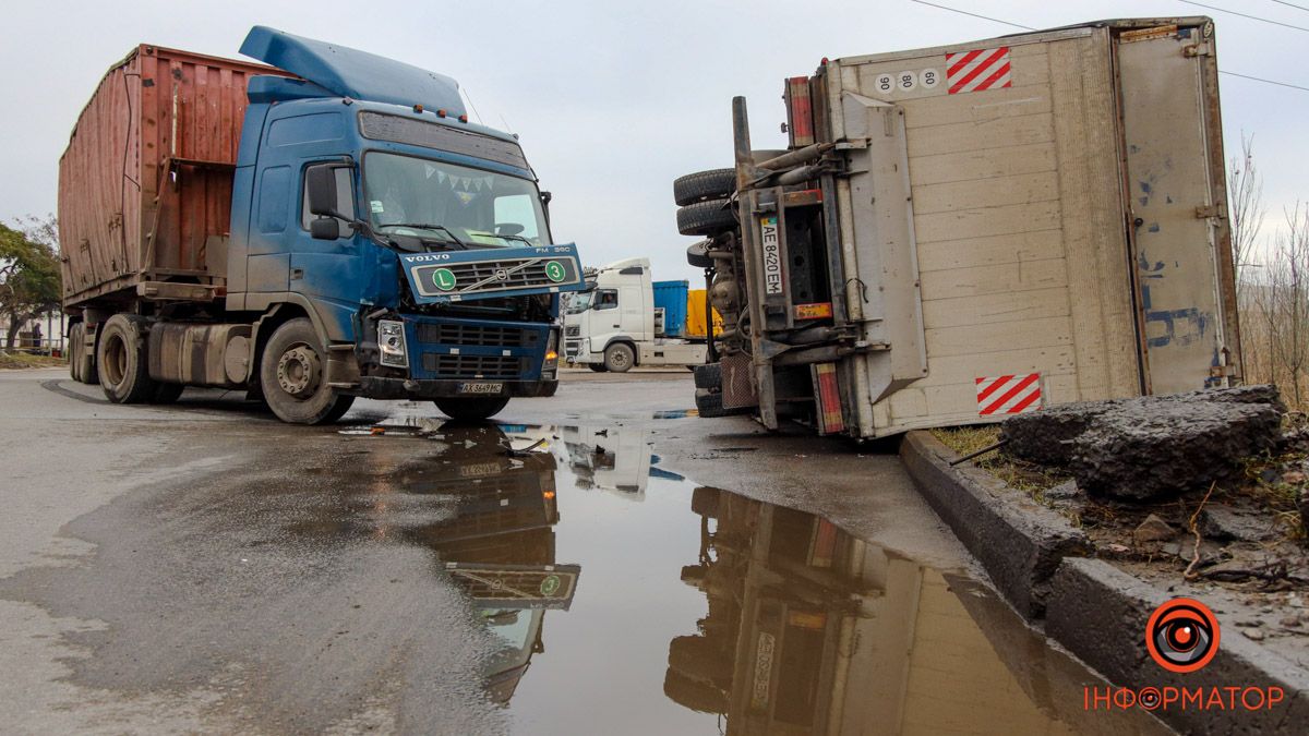 У Дніпрі на Курсантській зіштовхнулися дві фури: одна з них перекинулася, постраждав чоловік