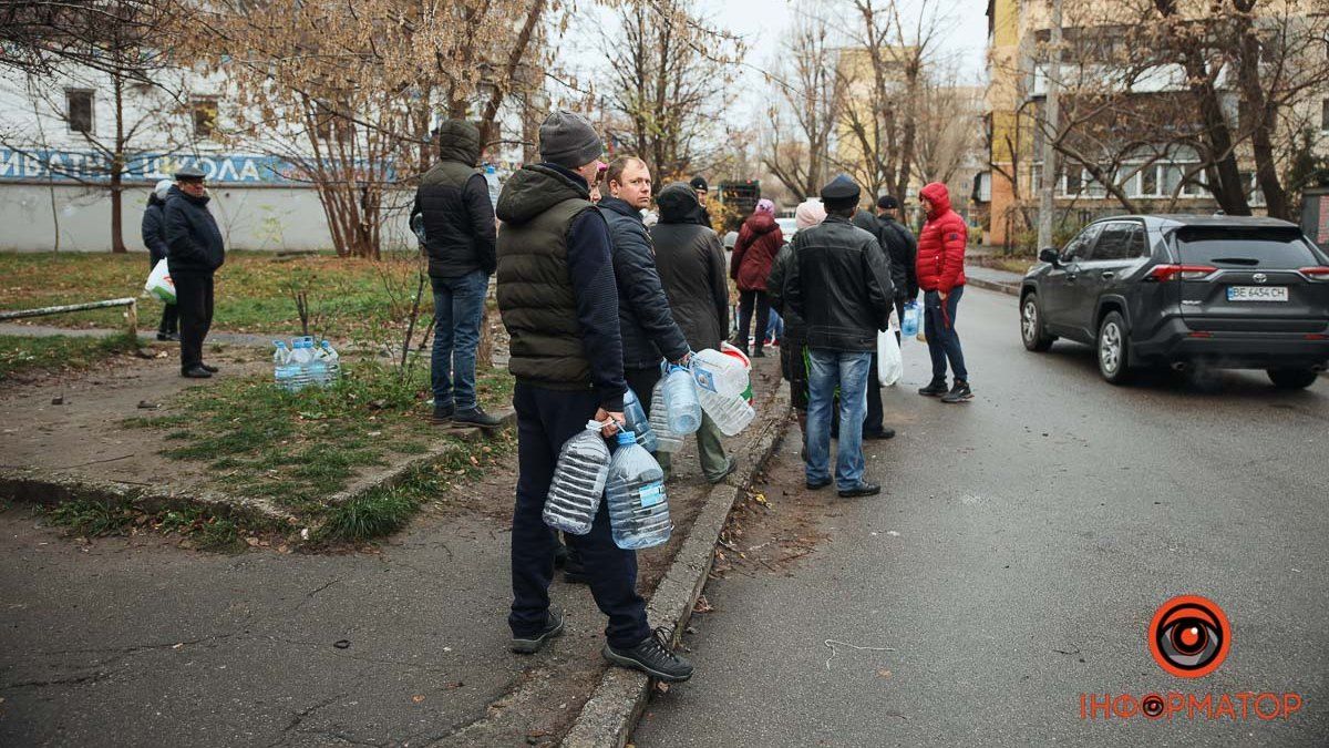 Через блекаут мешканці Дніпра вишиковувались у черги за водою та набирали її з ріки: яка ситуація нині