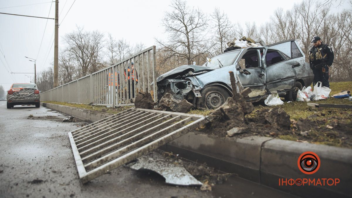 У Дніпрі на Набережній Заводській Daewoo на швидкості врізався у паркан