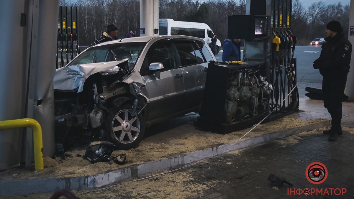 У Дніпрі на Полтавському шосе Ford влетів у заправну колонку на АЗС Neftek