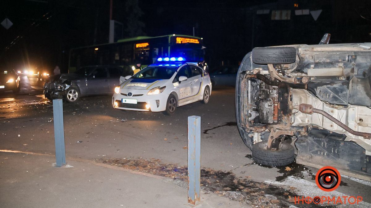 У Дніпрі на Яворницького Mercedes врізався у Volkswagen, останній перекинувся: відео моменту ДТП