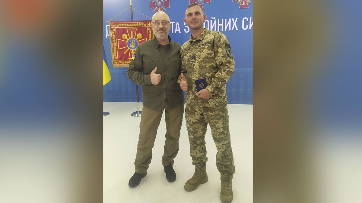 Олексій Резніков вручив “Золотий хрест” танкісту 93-ої бригади з Дніпропетровської області