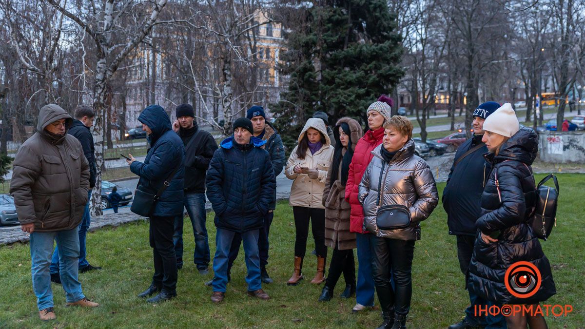 Мешканці декількох будинків у центрі Дніпра вимушені днями сидіти без світла