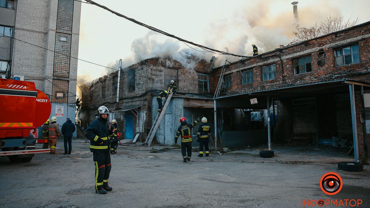 У Дніпрі на Столярова загорівся склад: що відомо