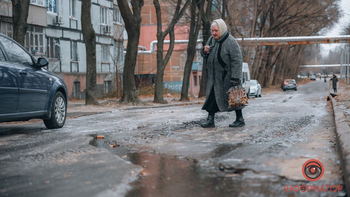 У Дніпрі на Гладкова через витік води заледеніла дорога