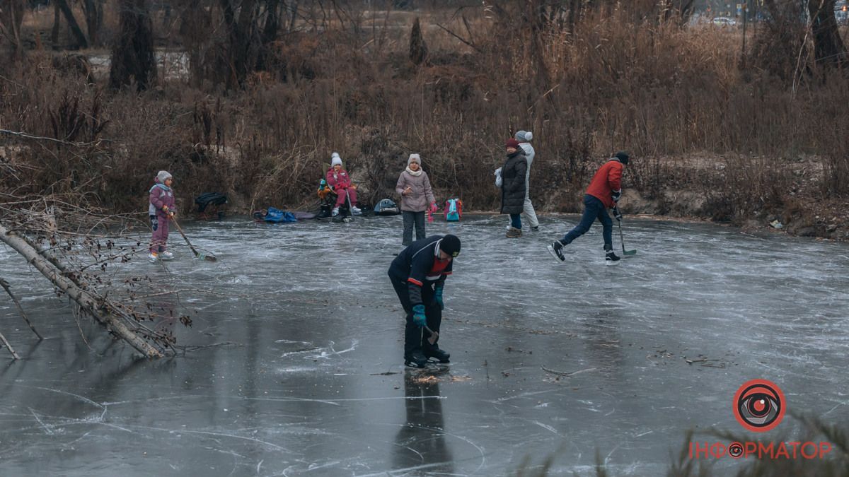 Загін самогубців: у Дніпрі на першу кригу вийшли діти та дорослі