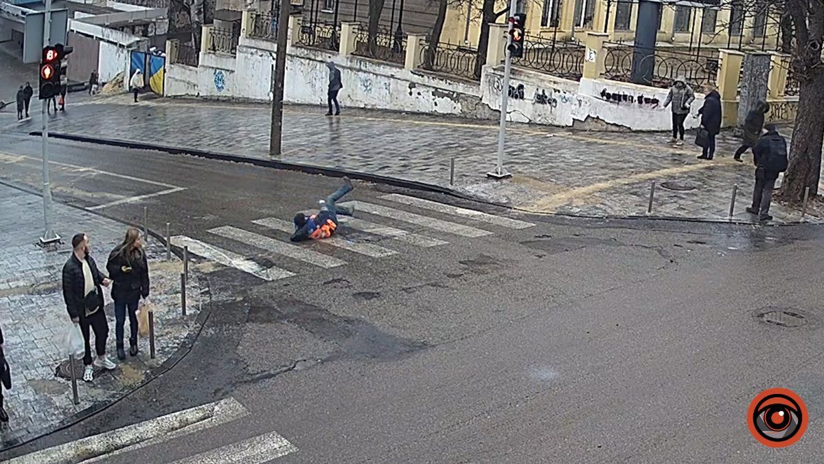 Людинопад у Дніпрі: відео, як люди в ожеледицю ковзали по Крутогірному узвозу