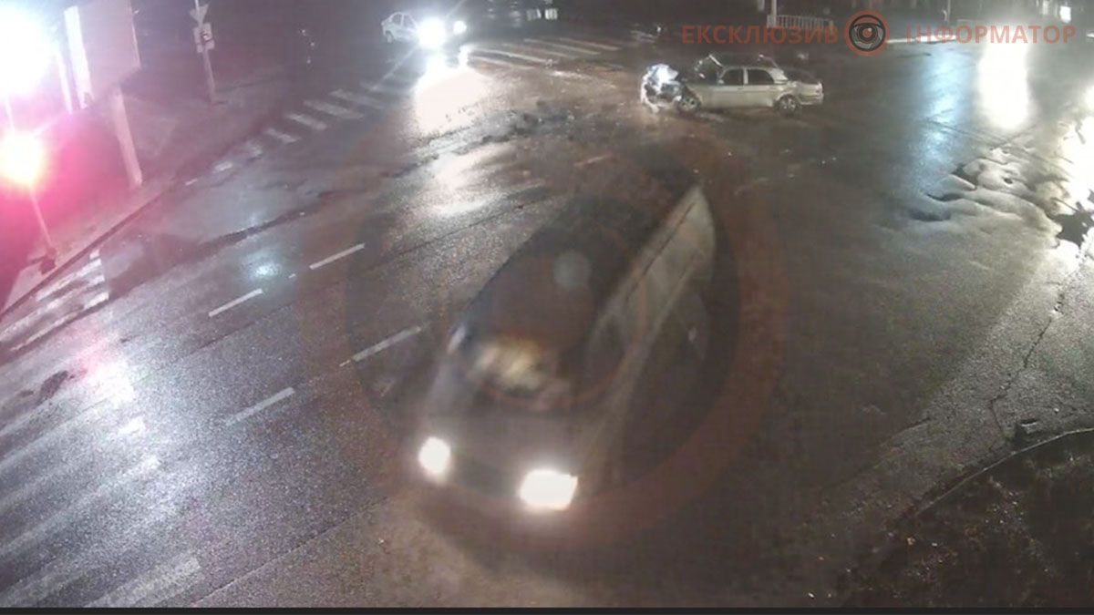 У Дніпрі на Донецькому шосе зіткнулися «Волга» та KIA: відео моменту ДТП