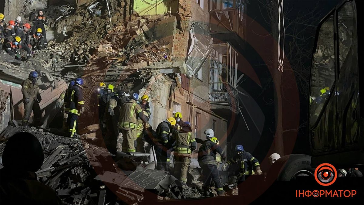 В Кривому Розі з-під завалів будинку, в який влучила ракета, дістали тіло жінки: дитину ще шукають