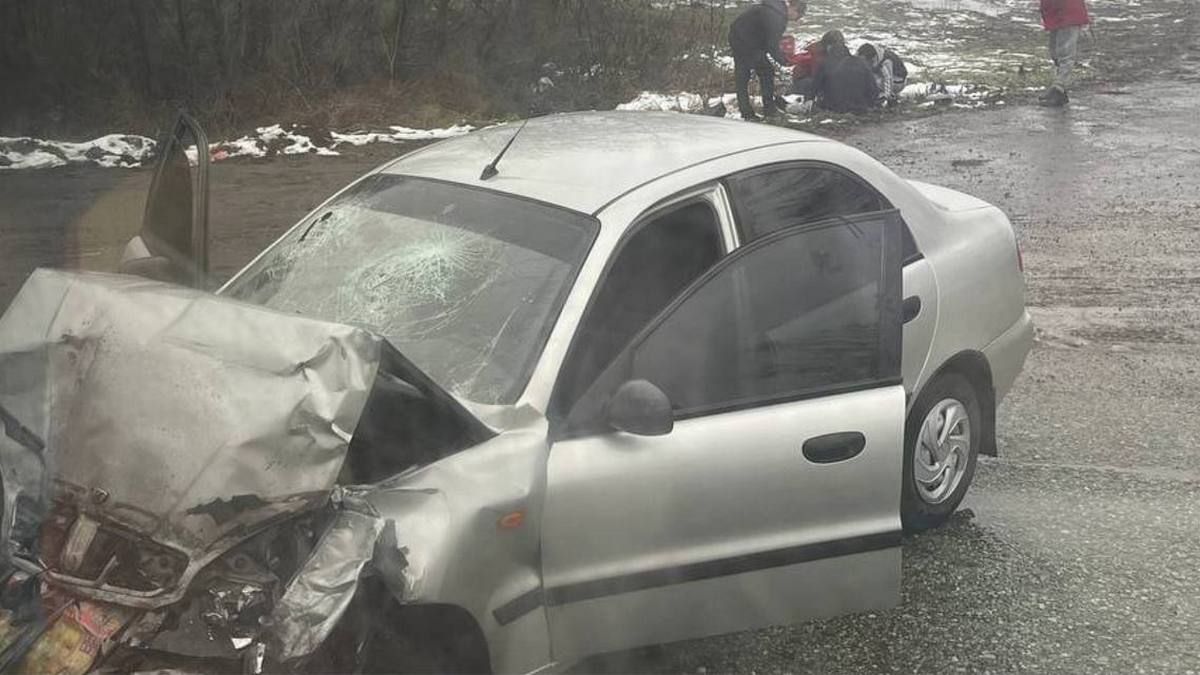 На трасі у Дніпропетровській області зіткнулися Daewoo та автобус: є постраждалі