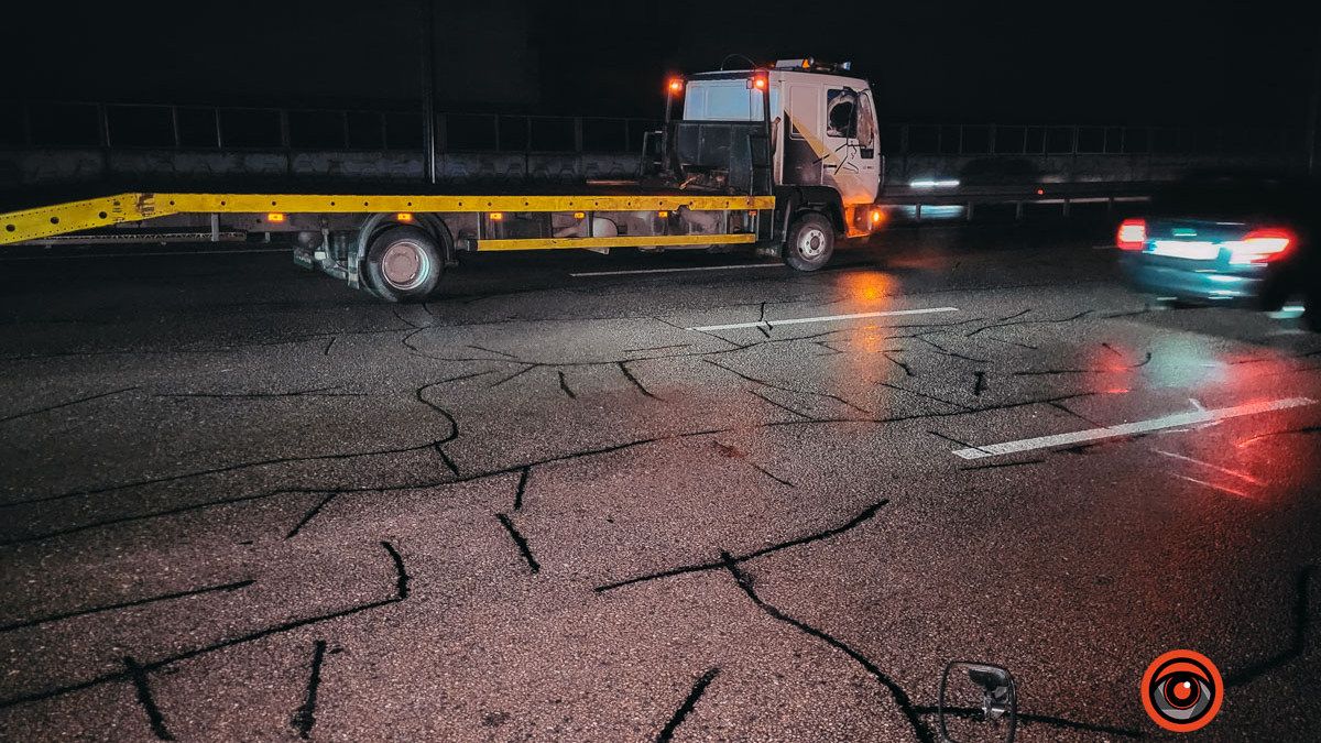 У Дніпрі на Набережній Заводській евакуатор збив чоловіка