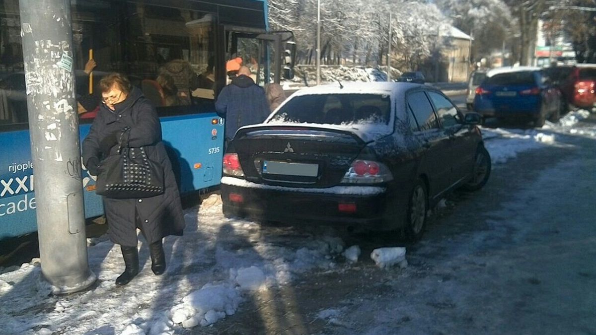 Пішохідні переходи, тротуари та зупинки громадського транспорту: топ-5 “героїв” паркування у Дніпрі за тиждень