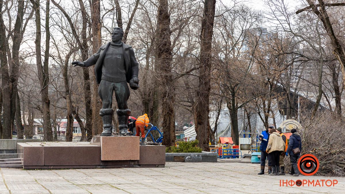 В Днепре в парке Глобы избавятся от памятника Чкалову