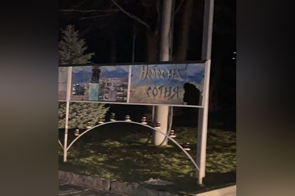 У Дніпрі на Алеї Героїв двоє молодиків пошкодили меморіал, присвячений загиблим воїнам