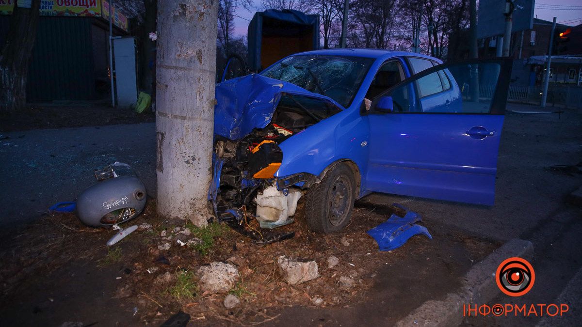 У Дніпрі на Робочій Volkswagen зніс паркан і врізався у стовп: відео моменту