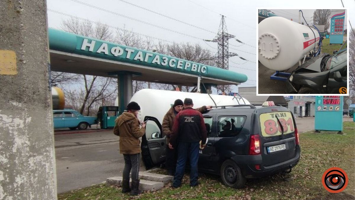 У Кам’янському водій Dacia влетів у цистерну з газом на АЗС