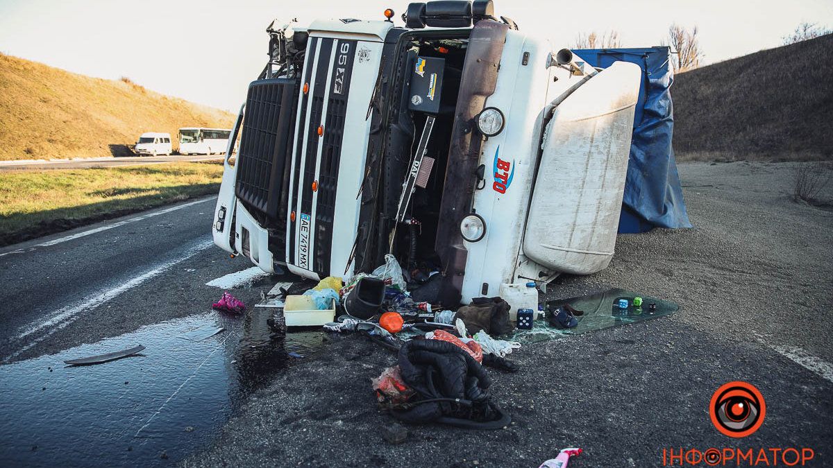 У Дніпрі на Криворізькому шосе перекинувся DAF: водія забрали у лікарню