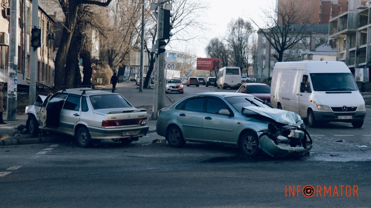 У Дніпрі на проспекті Поля ВАЗ зіштовхнувся з Chevrolet і врізався у стовп