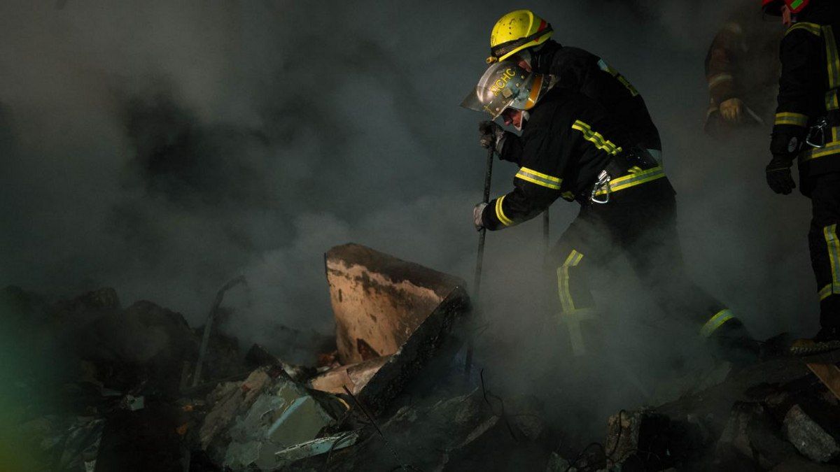 Погибших уже 17, пропавшими без вести считают 33 человека: ситуация в уничтоженном ракетой доме в Днепре