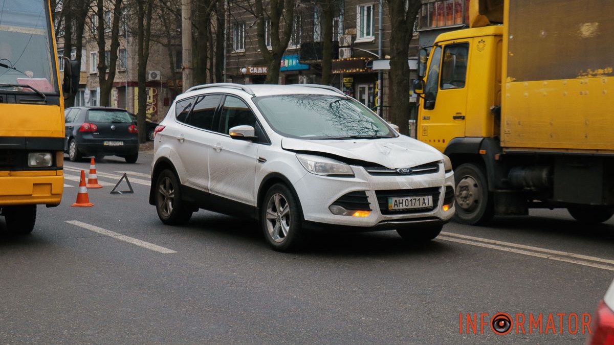 У Дніпрі на Титова Ford на пішохідному переході збив чоловіка: постраждалого шпиталізували до лікарні