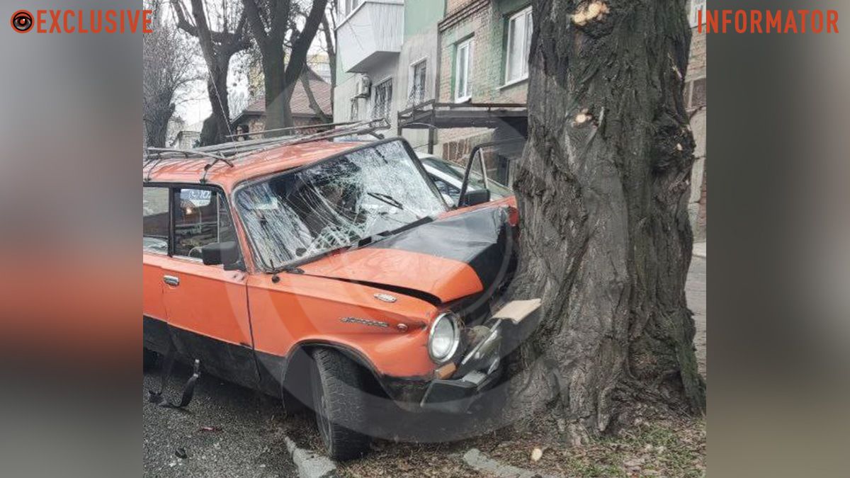 Погоня, людина на даху авто та ДТП: у Дніпрі нетверезий водій ВАЗ тікав від поліції