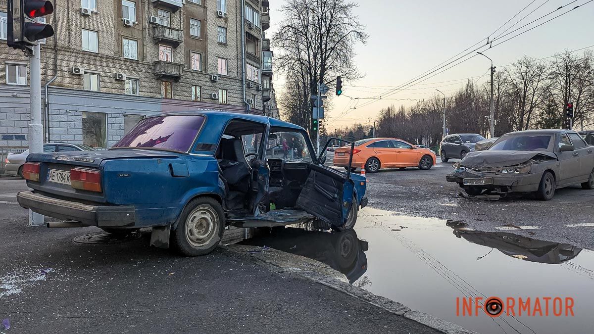 У Дніпрі на Січеславській Набережній зіткнулися ВАЗ та ВАЗ з причепом: постраждала жінка