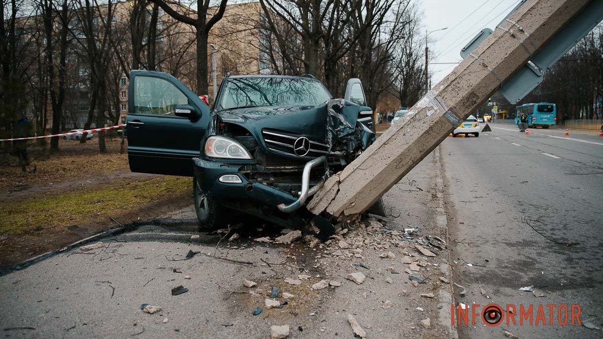 У Дніпрі на Тополі-3 Mercedes на смерть збив жінку та влетів у стовп: опора повисла на дротах над дорогою