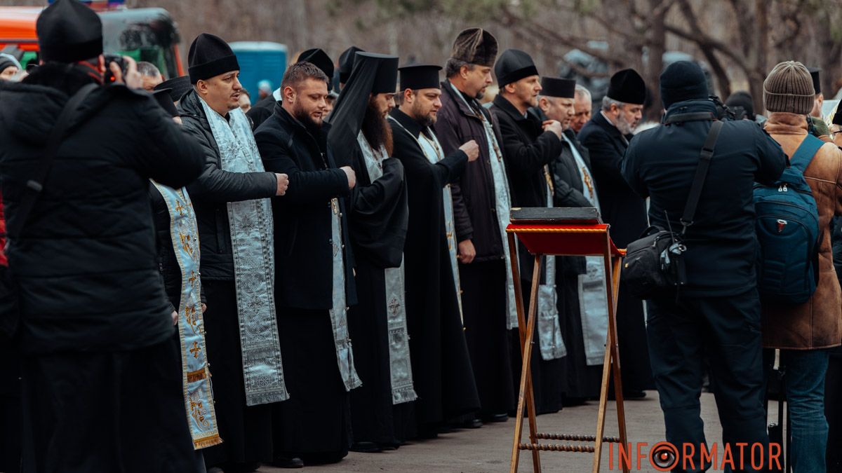 Сльози та багато квітів: у Дніпрі на місці трагедії пройшла панахида