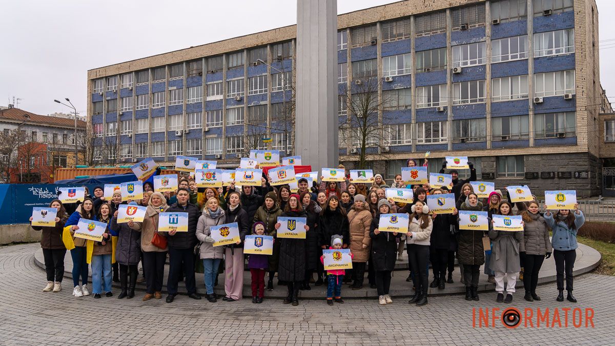 "Непереможна та єдина”: у Дніпрі до Дня Соборності України провели акцію “Ланцюг єдності”