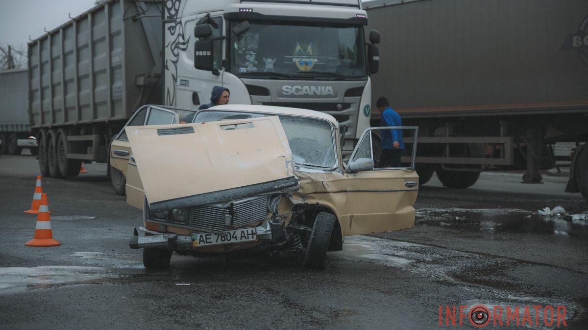 У Дніпрі на Передовій біля АЗС WOG ВАЗ зіштовхнувся з фурою та загорівся: є постраждалий