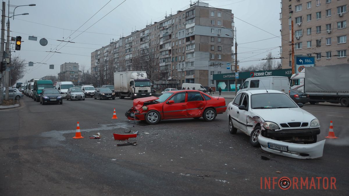 В Днепре на Слобожанском проспекте столкнулись Opel и Daewoo: есть пострадавшие