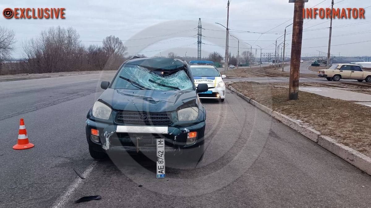 У Дніпрі на з’їзді з Кайдацького мосту Toyota збила велосипедиста: чоловіка забрала швидка