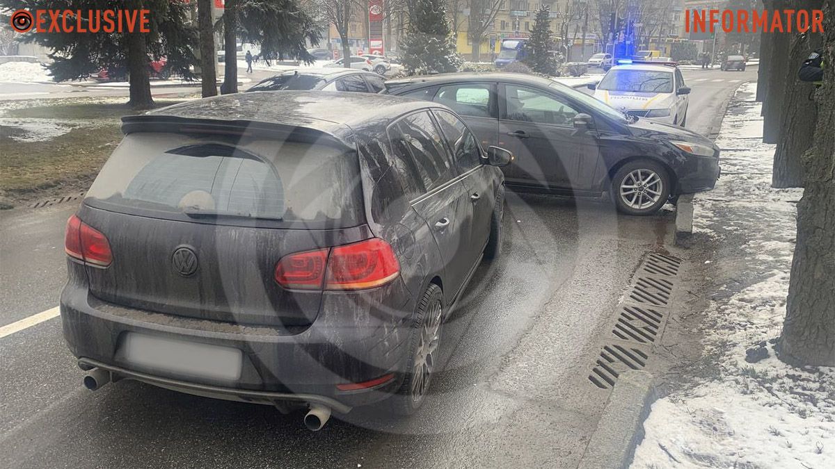 Відео моменту: у Дніпрі зіштовхнулися Ford та Volkswagen, одна з автівок підскочила від удару