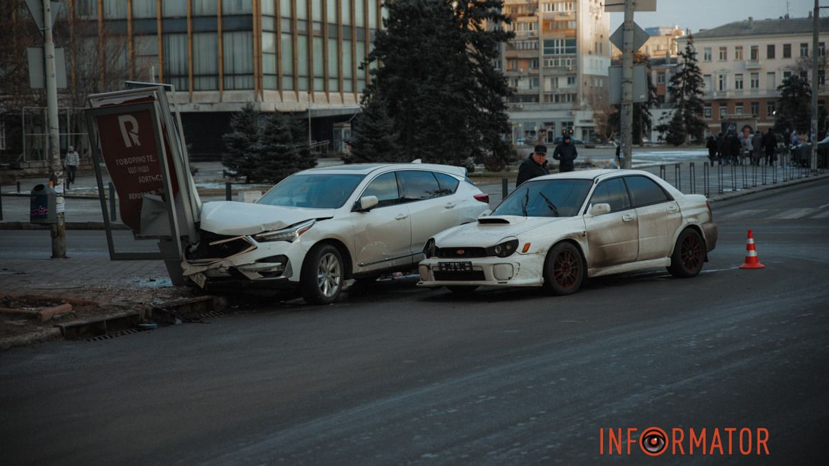 У Дніпрі на Яворницького зіштовхнулись Subaru та Akura: постраждали двоє дівчат