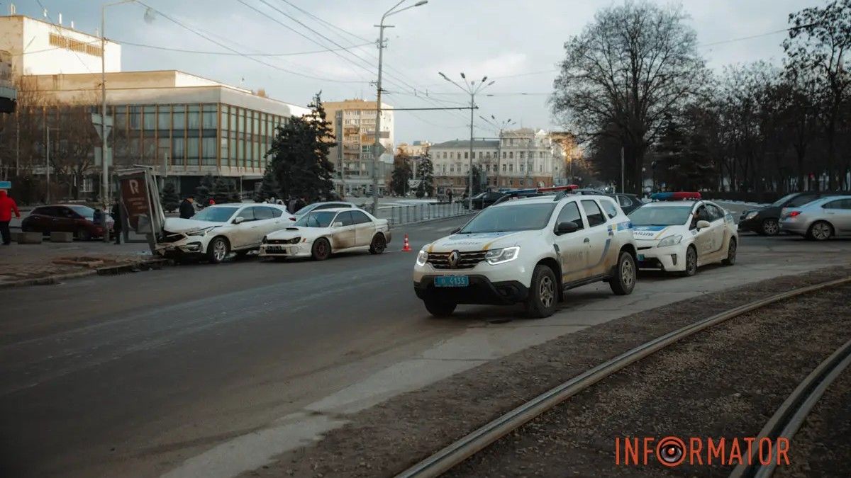 В Днепре на Яворницкого столкнулись Akura и Subaru: видео момента ДТП