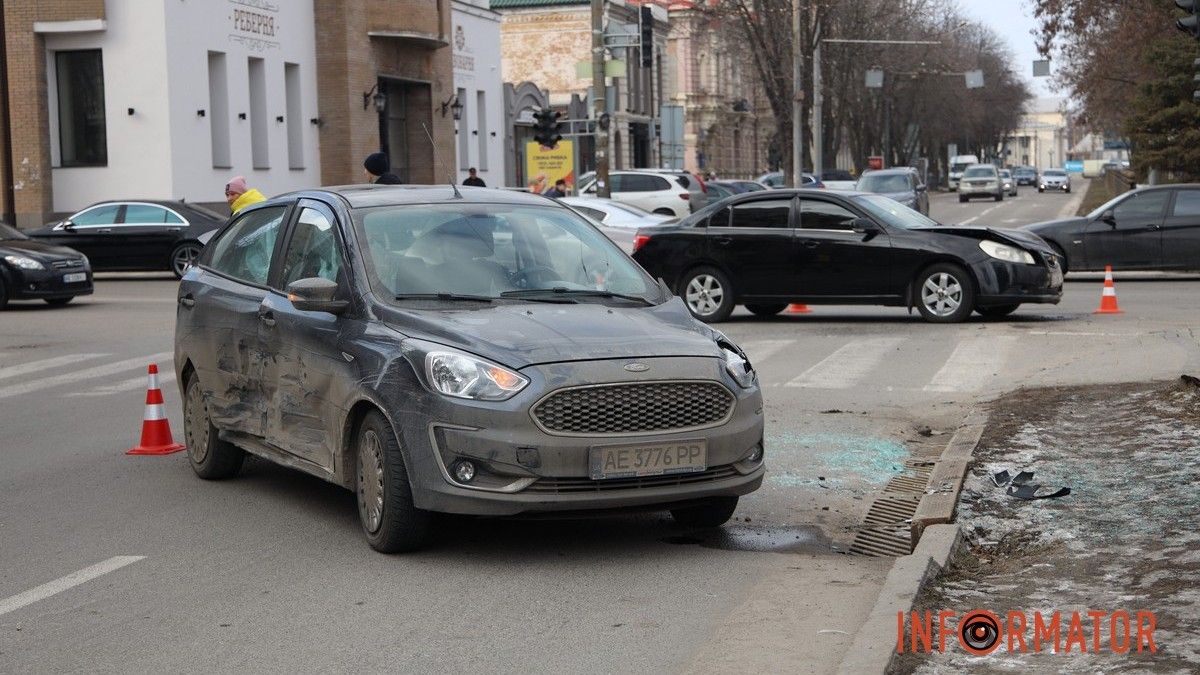 У Дніпрі на Дмитра Яворницького зіштовхнулися Ford та Chevrolet: є постраждала